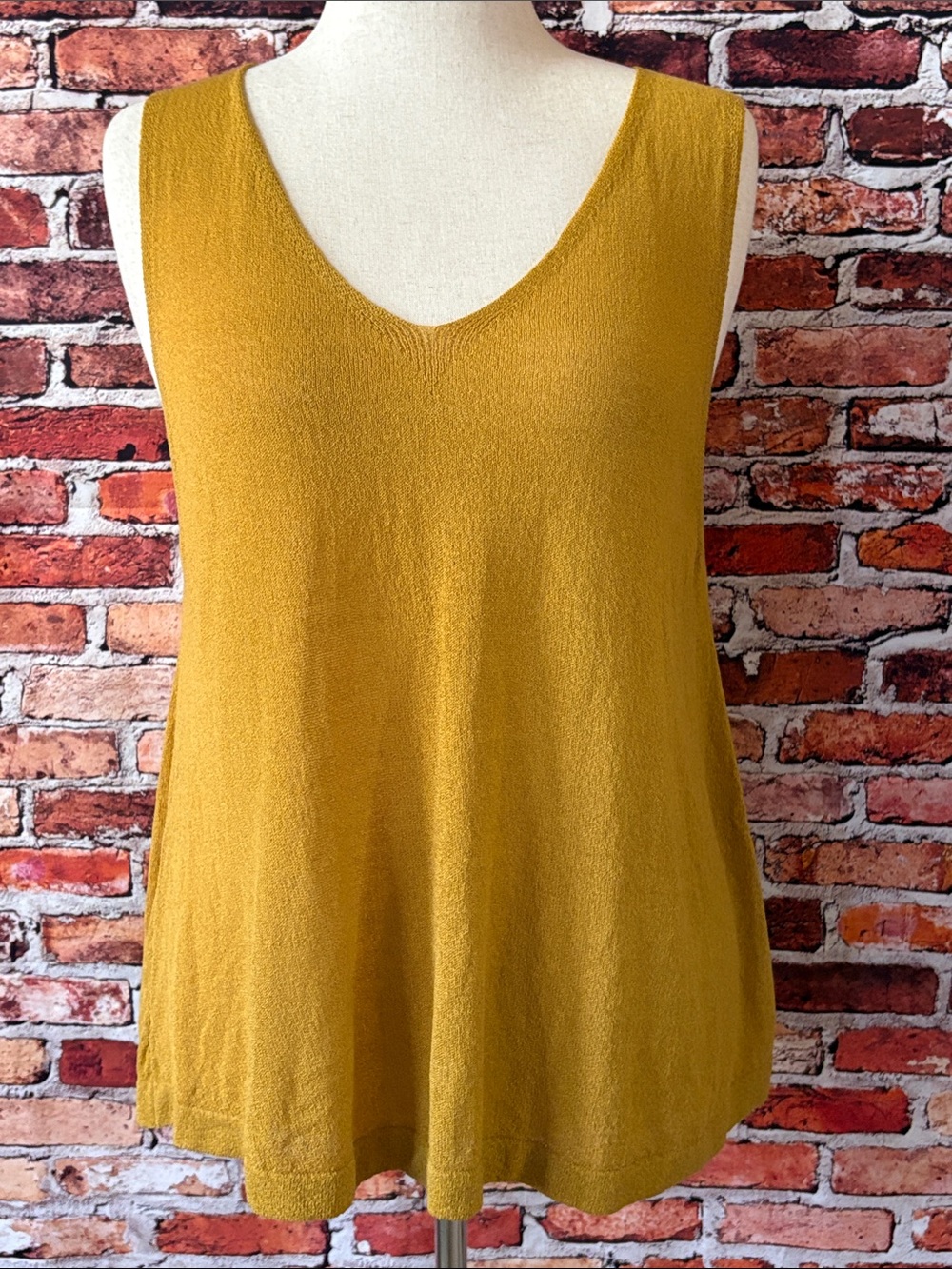 Wishlist Mustard Ochre V-Neck Sleeveless Knit Tank Lightweight Size Large